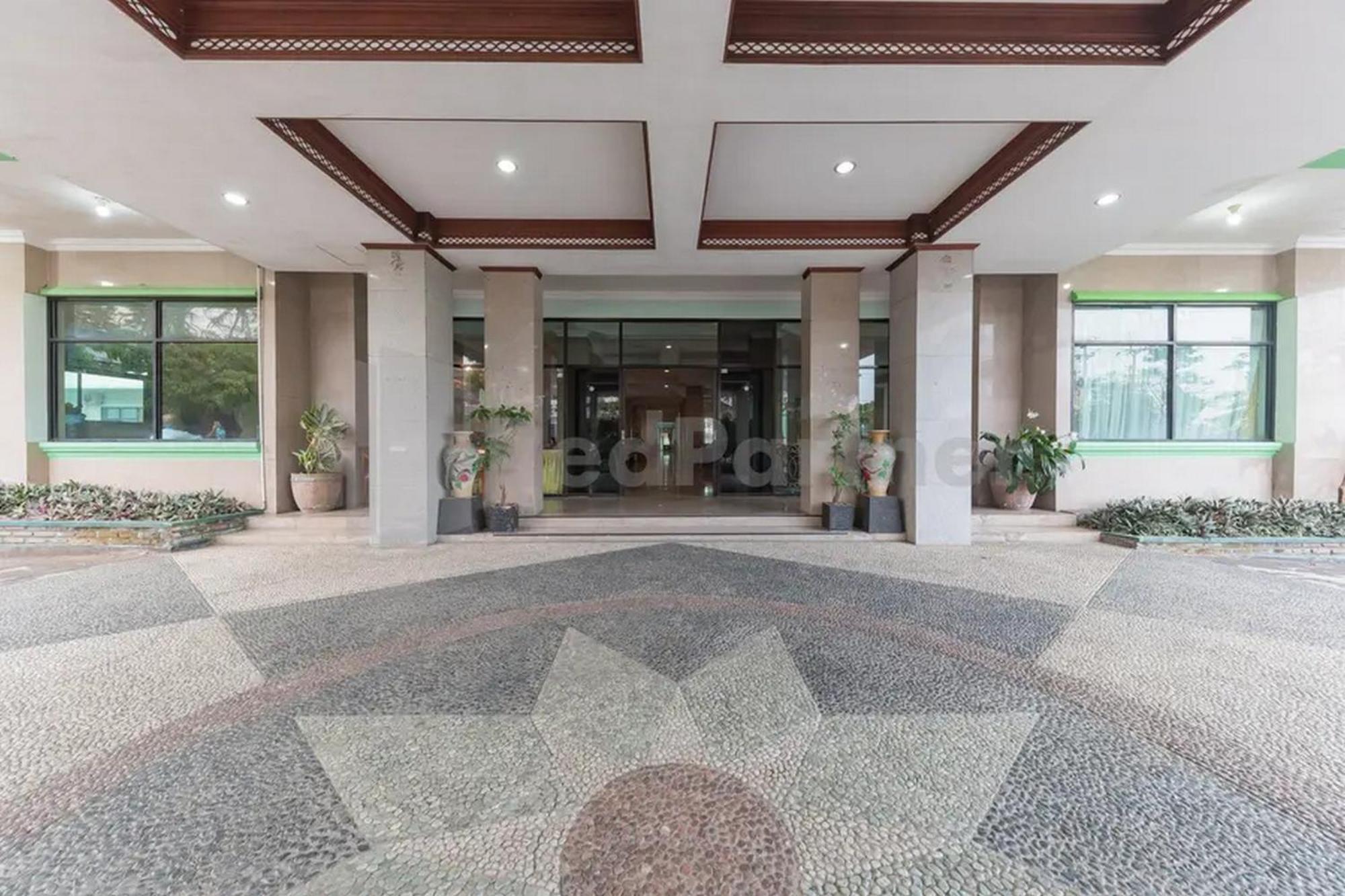 Hotel Ayong Linggarjati Kuningan Mitra Reddoorz Ngoại thất bức ảnh