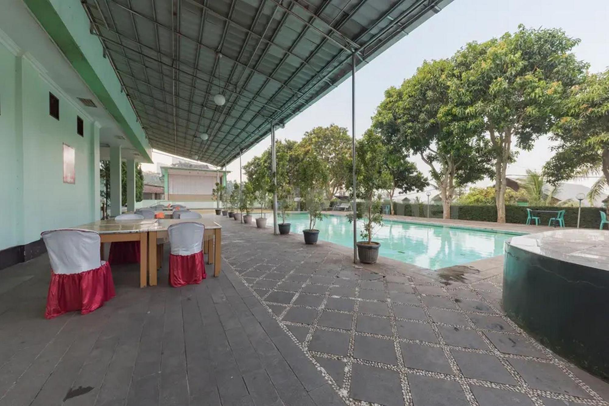 Hotel Ayong Linggarjati Kuningan Mitra Reddoorz Ngoại thất bức ảnh