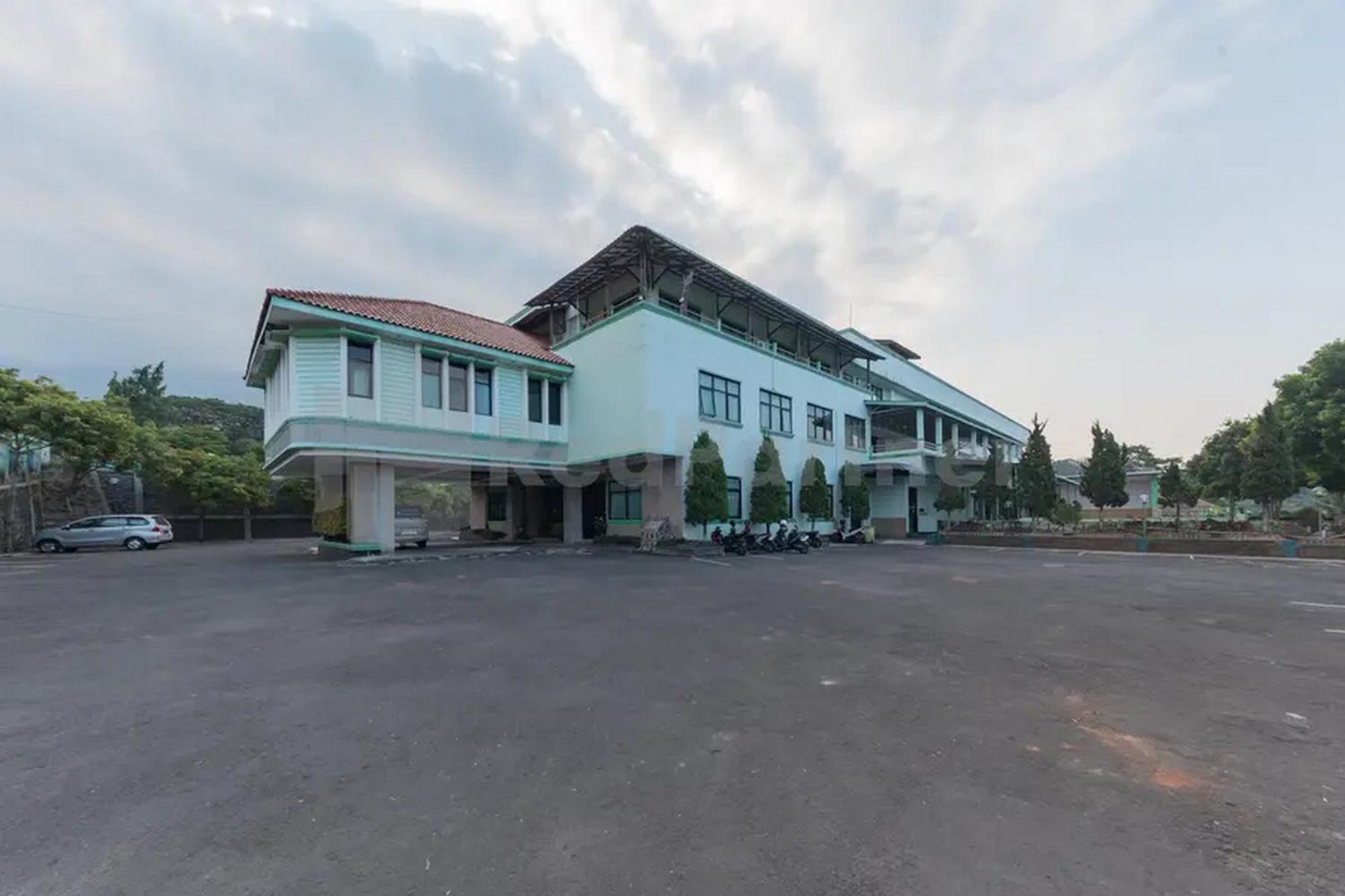 Hotel Ayong Linggarjati Kuningan Mitra Reddoorz Ngoại thất bức ảnh