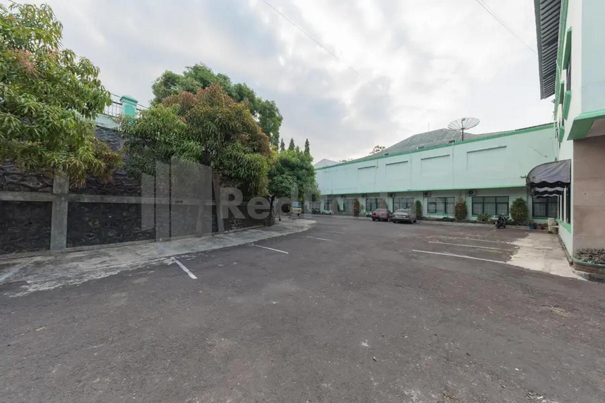 Hotel Ayong Linggarjati Kuningan Mitra Reddoorz Ngoại thất bức ảnh